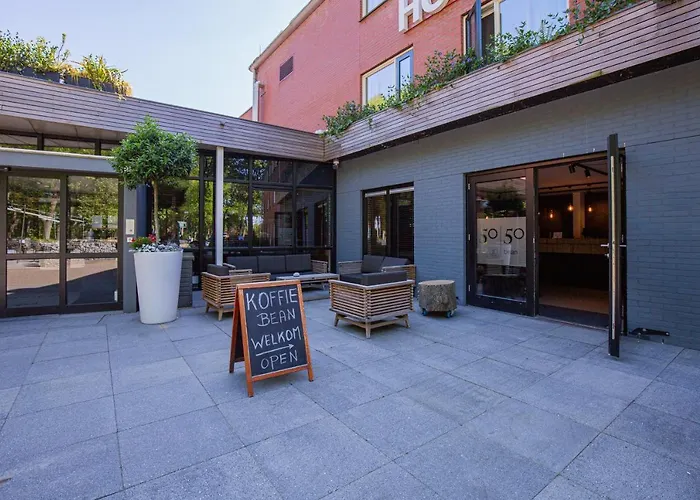 ホテル 50|50 Belmont エーデ